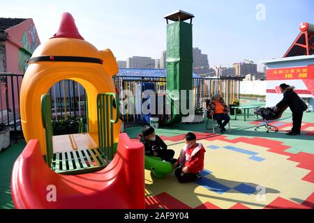 (191214) -- HEFEI, Dic 14, 2019 (Xinhua) -- Chilren giocare nell'area di attività sul tetto di un ostello in prossimità dell'Ospedale dei Bambini di Hefei, Cina orientale della provincia di Anhui, Dic 10, 2019. Nei pressi dell'Ospedale dei Bambini di Hefei, vi è una di due-storia edificio rosa, che viene affittato da un non-governative Organizzazione del benessere come ostello che fornisce a breve termine camere libere e di auto-aiuto " amore " Cucina per la miseria delle famiglie con bambini in cerca di assistenza medica. In 'amore' cucina, acqua, elettricità, riso, farina, grano, olio e utensili da cucina sono tutti disponibili per uso gratuito. Al fine di MAK Foto Stock