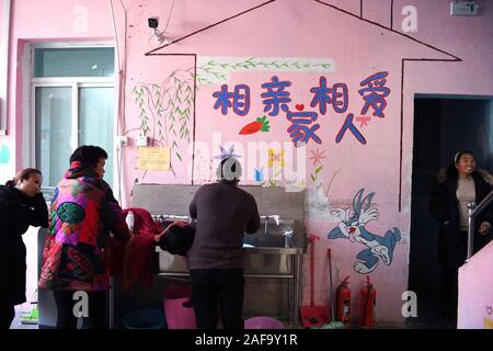 (191214) -- HEFEI, Dic 14, 2019 (Xinhua) -- I genitori di bambini malati della chat in un ostello in prossimità dell'Ospedale dei Bambini di Hefei, Cina orientale della provincia di Anhui, Dicembre 9, 2019. Nei pressi dell'Ospedale dei Bambini di Hefei, vi è una di due-storia edificio rosa, che viene affittato da un non-governative Organizzazione del benessere come ostello che fornisce a breve termine camere libere e di auto-aiuto " amore " Cucina per la miseria delle famiglie con bambini in cerca di assistenza medica. In 'amore' cucina, acqua, elettricità, riso, farina, grano, olio e utensili da cucina sono tutti disponibili per uso gratuito. Al fine di rendere il "Amore kitch Foto Stock