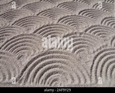Seigaiha (Giapponese cresta d'onda) tracciata nel fine ghiaia Foto Stock