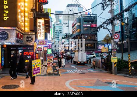 Seoul, Corea del Sud, 2019: persone sightseeing in serata nel quartiere di Gangnam. Foto Stock