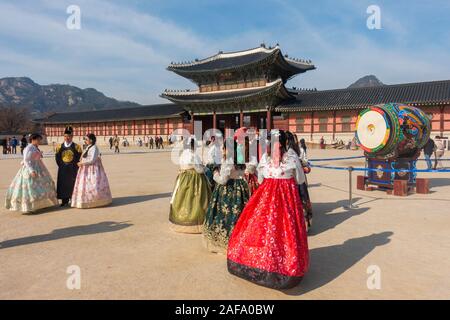 Seoul, Corea del Sud - Novembre 28th, 2019: turisti indossando il tradizionale coreano Hanbok dress e visitando il Palazzo Gyeongbokgung su una soleggiata giornata invernale Foto Stock