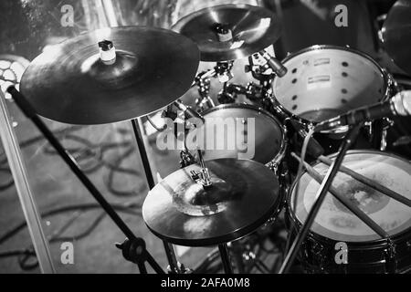 Rock band drum set in viola le luci dello stadio, retro stilizzata foto in bianco e nero Foto Stock