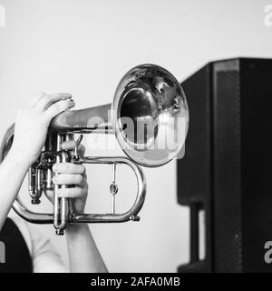 Flicorno in trumpeter mani, close-up retrò piazza stilizzata foto in bianco e nero Foto Stock