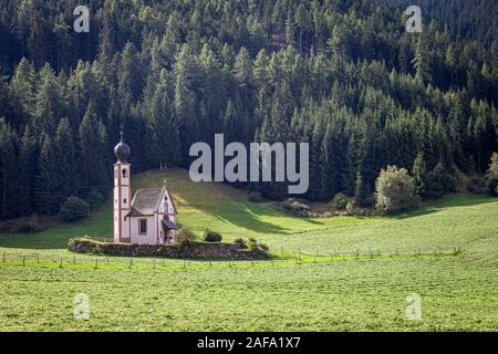 Chiesa di San Giovanni in Ranui nelle Dolomiti, Italia Foto Stock