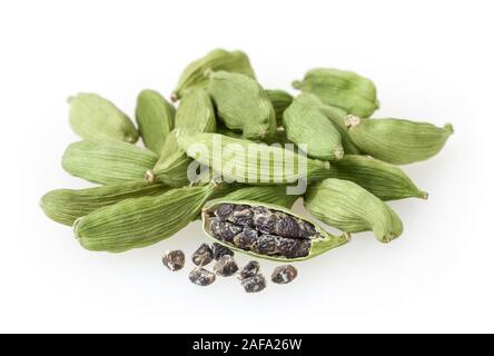 Verde cardamomo cialde isolati su sfondo bianco Foto Stock