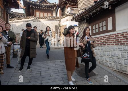 Seoul, Corea del Sud - Novembre 28th, 2019: i turisti affollano a Buckon Villaggio Hanok, conservate per mostrare un 600 anni vecchia architettura. Foto Stock