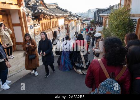 Seoul, Corea del Sud - Novembre 28th, 2019: i turisti affollano a Buckon Villaggio Hanok, conservate per mostrare un 600 anni vecchia architettura. Foto Stock