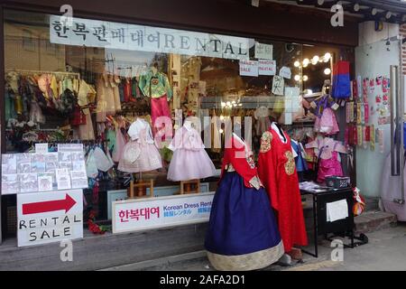 Seoul, Corea del Sud - Novembre 27th, 2019: tradizionale abito coreano chiamato Hanbok disponibili per affitto a un negozio. Foto Stock