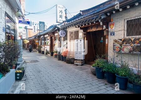 Seoul, Corea del Sud, 2019 persone sightseeing in Insadong, un posto importante dove il vecchio ma preziosi e i beni tradizionali sono sul display. Foto Stock