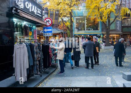 Seoul, Corea del Sud, 2019 persone sightseeing in Insadong, un posto importante dove il vecchio ma preziosi e i beni tradizionali sono sul display. Foto Stock