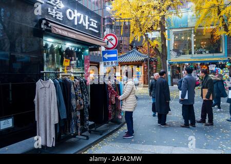 Seoul, Corea del Sud, 2019 persone sightseeing in Insadong, un posto importante dove il vecchio ma preziosi e i beni tradizionali sono sul display. Foto Stock