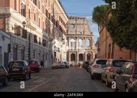 Un strret laterale che conduce al Colosseo (o il Colosseo a Roma, Italia. Uno dei mondi più famosi punti di riferimento Foto Stock