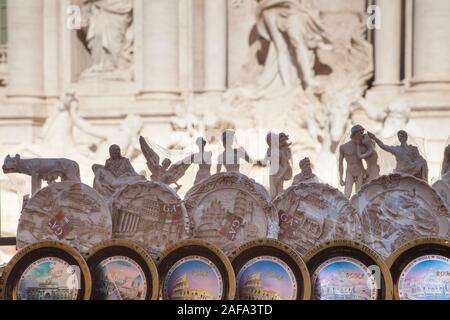 Vacanza in plastica souvenir venduti ai turisti presso la Fontana di Trevi a Roma Foto Stock