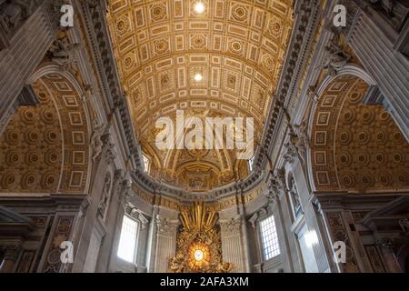 Dettagli del tetto all'interno della Basilica di San Pietro e la Città del Vaticano, Roma Foto Stock