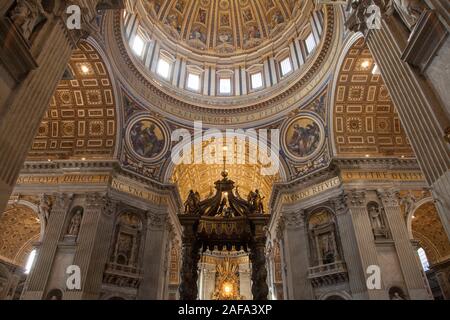 Dettagli del tetto all'interno della Basilica di San Pietro e la Città del Vaticano, Roma Foto Stock