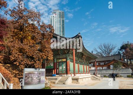 Seoul, Corea del Sud . Novembre 30th, 2019: Tempio Bongeunsa, mille anni vecchio tempio complesso nel mezzo di Gangnam. Foto Stock