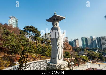 Seoul, Corea del Sud . Novembre 30th, 2019: Tempio Bongeunsa, mille anni vecchio tempio complesso nel mezzo di Gangnam. Foto Stock