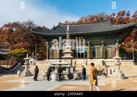 Seoul, Corea del Sud . Novembre 30th, 2019: Tempio Bongeunsa, mille anni vecchio tempio complesso nel mezzo di Gangnam. Foto Stock