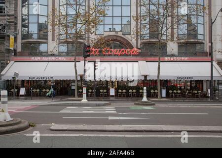La Coupole è un famoso Art Deco brasserie in Montparnasse, Paris che è stato fondato nel 1927 e ospitato un grande artistiche e letterarie e comunità Foto Stock