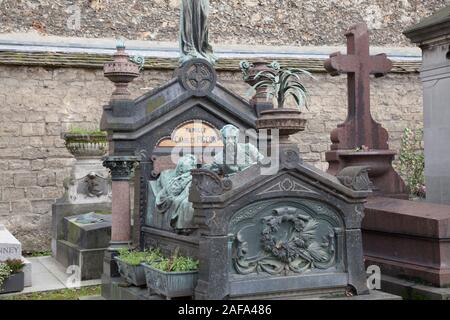 La tomba di famiglia di Charles Pigeon nel cimitero di Montparnasse di Parigi offre una vita in bronzo di dimensioni di piccione e sua moglie Foto Stock