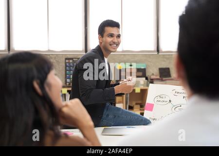 Asian business man e il suo team presentazioni e riunioni in ufficio moderno design idee di pianificazione del concetto Foto Stock