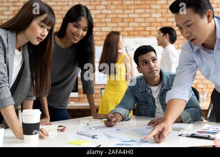 Un gruppo di uomini d'affari asiatici riunione del team in ufficio moderno design di lavoro di pianificazione e di idee concetto Foto Stock