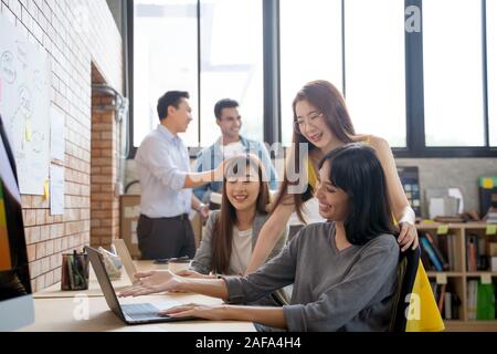 Un gruppo di uomini d'affari asiatici riunione del team in ufficio moderno design di lavoro di pianificazione e di idee concetto Foto Stock