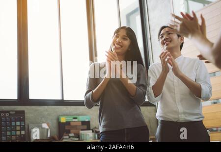 Giovani asiatici azienda creativa persone battendo le mani alla riunione Foto Stock
