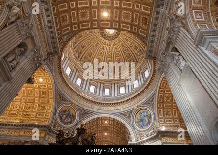 Dettagli del tetto all'interno della Basilica di San Pietro e la Città del Vaticano, Roma Foto Stock