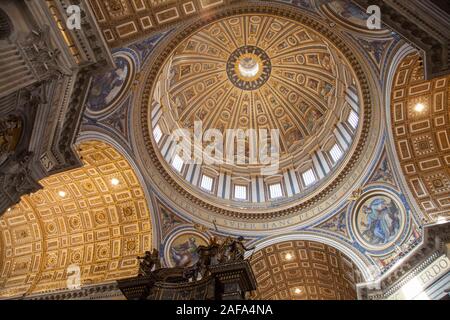 Dettagli del tetto all'interno della Basilica di San Pietro e la Città del Vaticano, Roma Foto Stock