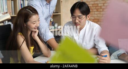 Un gruppo di uomini d'affari asiatici riunione del team in ufficio moderno design di lavoro di pianificazione e di idee concetto Foto Stock