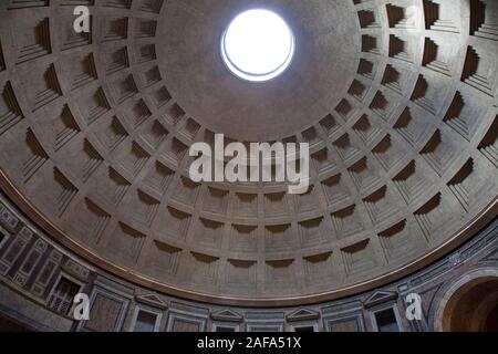 L'interno del Pantheon di Roma, un ex tempio romano e ora una chiesa Foto Stock