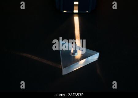 Esperimento di fisica. Dimostrazione di riflessione della luce in un prisma. Foto Stock