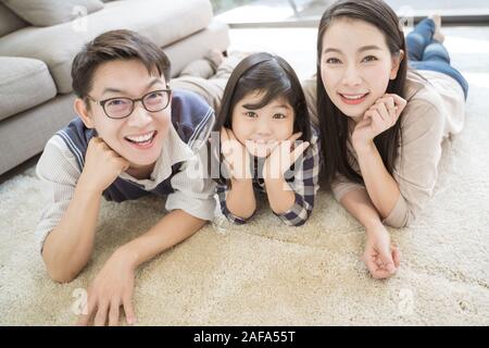 Felice famiglia asiatica di trascorrere del tempo insieme sul divano nel soggiorno la famiglia e il concetto di casa Foto Stock