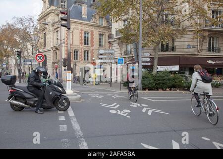 I ciclisti su un ciclo segnato solo corsia nel centro della città di Parigi Foto Stock