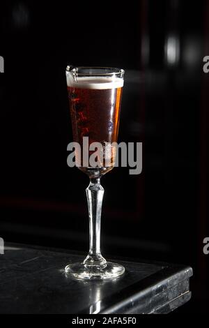 Kir Royal su un banco bar. Sfondo nero Foto Stock