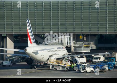 Gli aerei sono preparati per il volo su asfalto all'Aeroporto Charles De Gaulle di Parigi, Francia Foto Stock