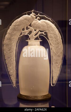 Una lampada con tappo di René Lalique chiamato Veilleuse Deux Paons (Due Pavoni) realizzato nel 1920. Da V&A raccolta e sulla mostra qui in Sunderland Foto Stock