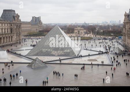 La piramide di vetro ingresso nel cortile del museo del Louvre a Parigi guardando verso l'Arc de triomphe du Carrousel Foto Stock