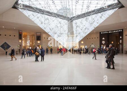 La metropolitana ingresso al museo del Louvre e la galleria in Le Carrousel du Louvre. Parigi Foto Stock