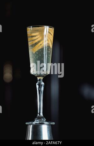 Il francese 75 cocktail alcoolico guarnire con un lungo nastro di scorza di limone. Forse il suo nome ad una guerra mondiale I campo di pistola, questo classico confezioni di bevande un wallop Foto Stock