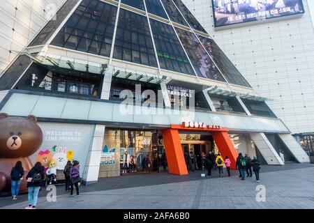 Seoul, Corea del Sud, 2019 - entrata del Doota Mall, un centro commerciale di 8 piani e una torre dello shopping di moda ben nota per offrire le ultime tendenze alla moda fas Foto Stock