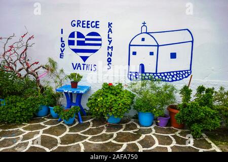 Blu e bianco parete dipinta st piccolo villaggio di Vathi su un mare di ingresso, isola di Kalymnos, Dodecaneso, Mar Egeo, Grecia, Foto Stock