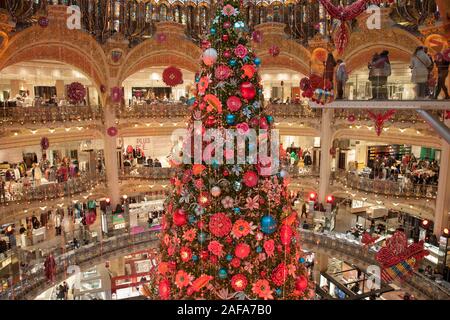 L'albero di Natale e visualizzare in Galeries Lafayette, una sistemazione di department store di Parigi Francia con sorprendente colorate tetto di vetro Foto Stock