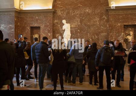 La folla intorno alla famosa statua greca la Venere di Milo, al Louvre, Parigi Foto Stock