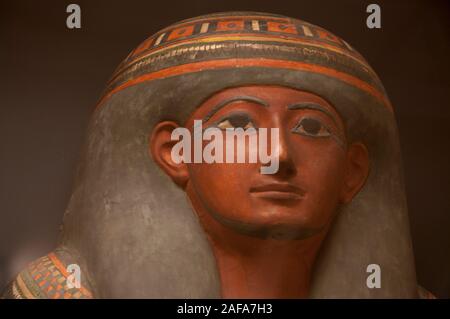 Faccia particolare di un dipinto sarcofago egiziano nel museo del Louvre di Parigi Foto Stock