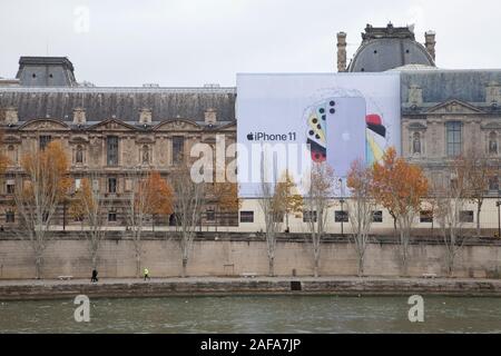 Un enorme spot per Apple iPhone 11 sul Louvre galleria d'arte sulle rive del Fiume Senna a Parigi Foto Stock