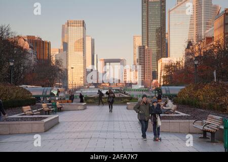 La mattina presto street scene in Neuilly Sur Seine guardando verso La Defense e la Parigi quartiere degli affari Foto Stock