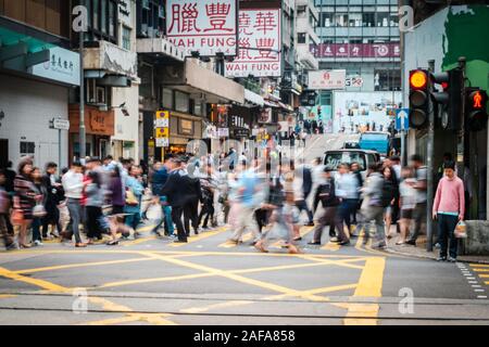 Hong Kong Cina - Novembre 2019: immagini sfocate di un irriconoscibile le persone che attraversano le strade di Hong Kong Foto Stock