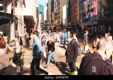 Hong Kong Cina - Novembre 2019: immagini sfocate di un irriconoscibile le persone che attraversano le strade di Hong Kong Foto Stock